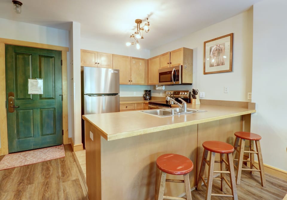 Condo, 1 Bedroom | Private kitchen | Fridge, microwave, oven, dishwasher