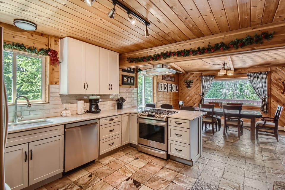 House, 5 Bedrooms | Private kitchen | Coffee/tea maker, fridge, microwave, toaster