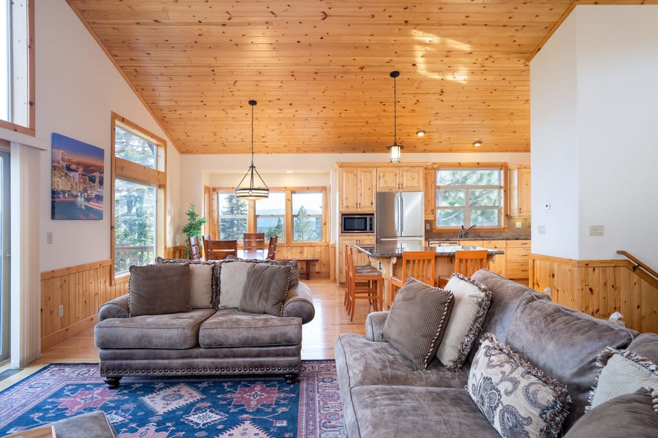 House, 4 Bedrooms | Living area | Smart TV
