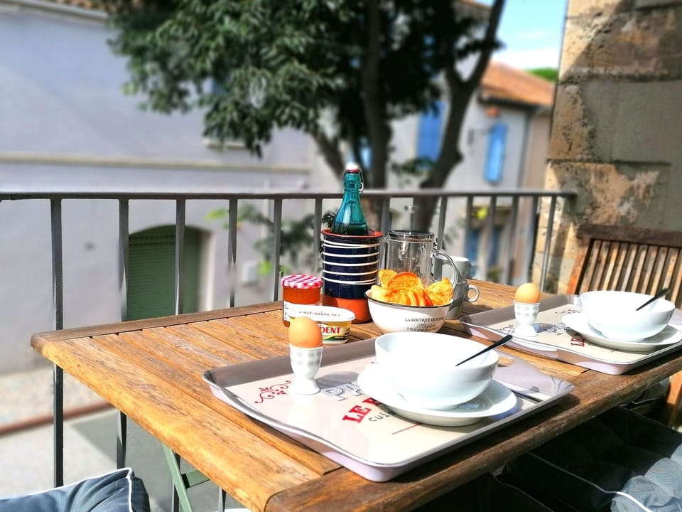Breakfast on the terrasse.  Seating for 4
Petit Dej en terrasse. Table pour 4 