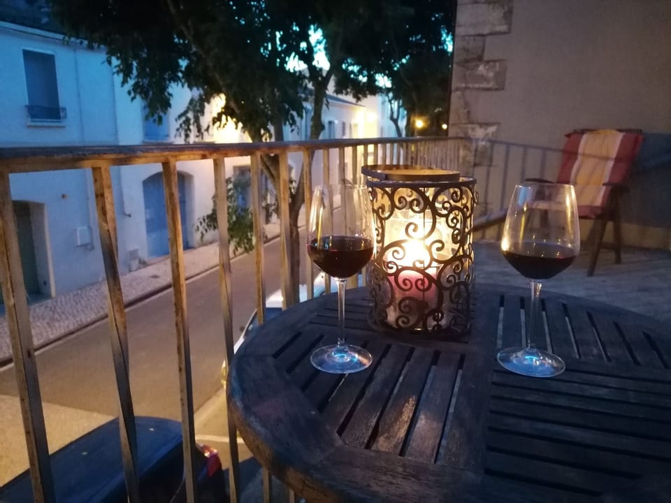 Sunset on the terrasse. Perfect at any time of day.
Couche du Soleil en terrasse