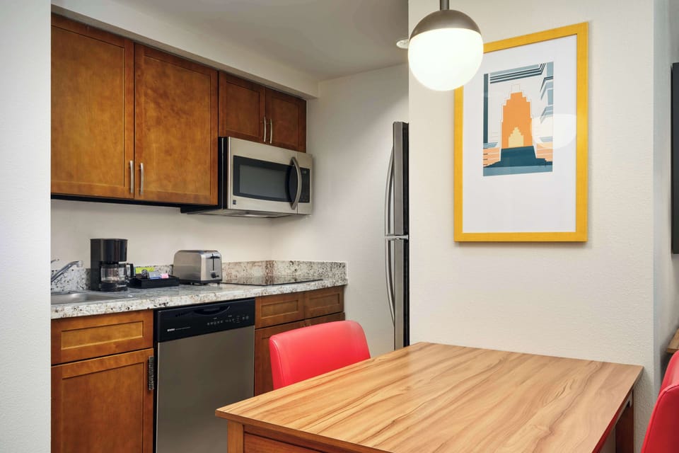 Full-size fridge, microwave, stovetop, dishwasher