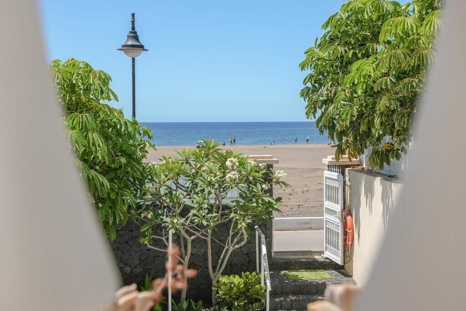 Vista de pájaro de la puerta principal junto a la playa en Villa La Concha