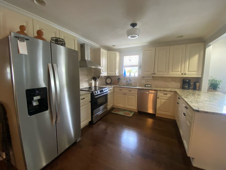 Kitchen equipped and ready to use with quality cookware & basic small appliances