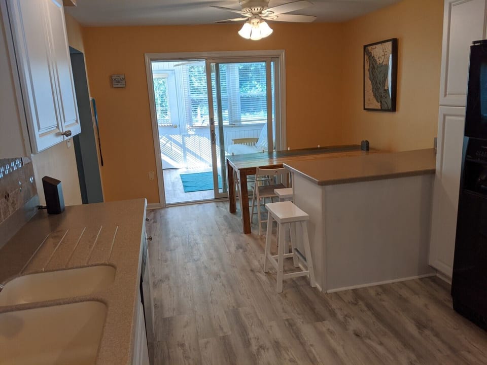 Pet Friendly! Water Views from roof deck. Steps to the beach and sunsets. House in Lower Township