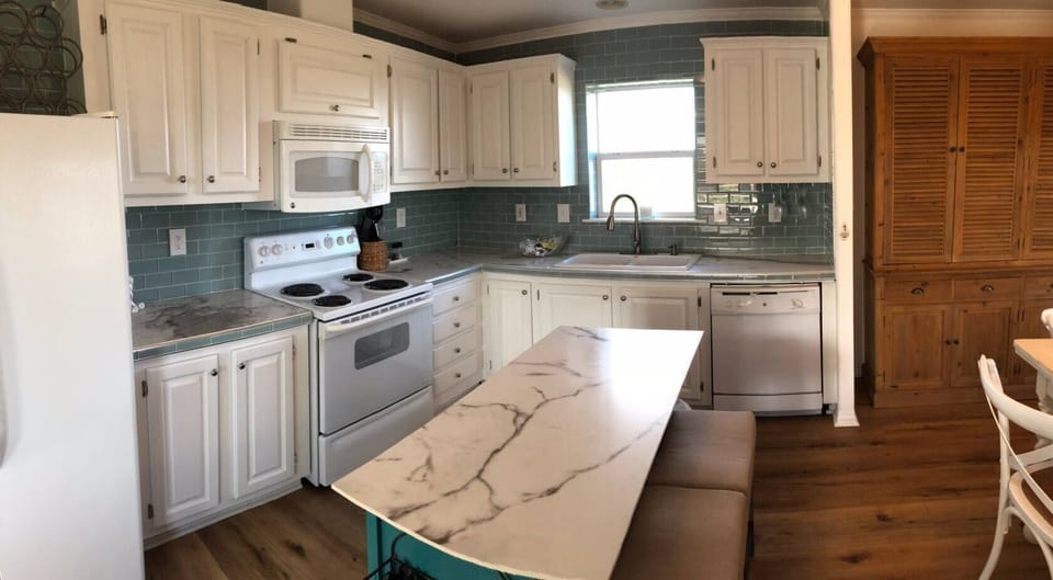 Perfectly stocked kitchen with every appliance you need and nothing you don't!
