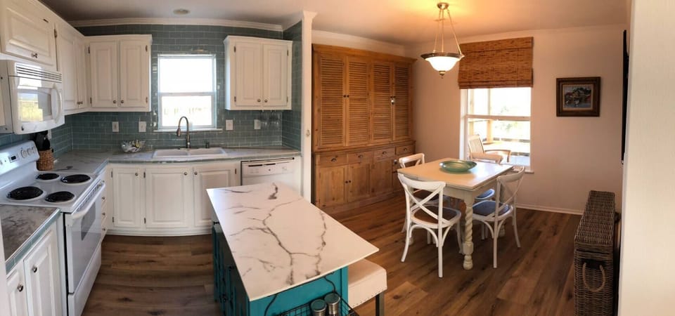 Plenty of storage and dining for 4 at the table and 2 at the counter bar