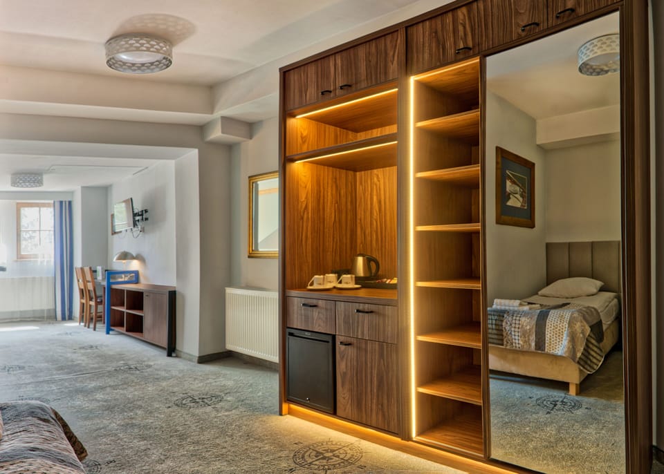 Comfort Triple Room | Laptop workspace, blackout drapes, bed sheets
