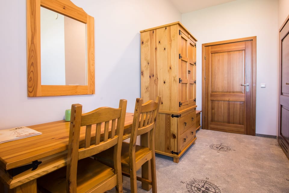 Classic Twin Room | Laptop workspace, blackout drapes, bed sheets