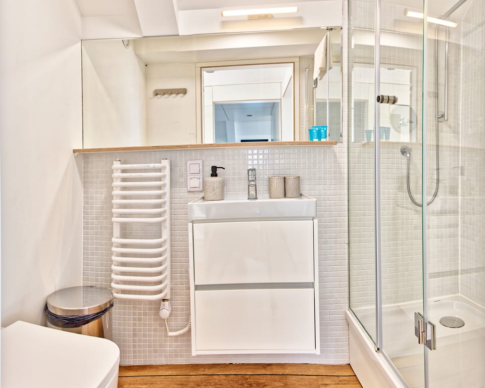 House on the water (1) | Bathroom | Shower, free toiletries, towels