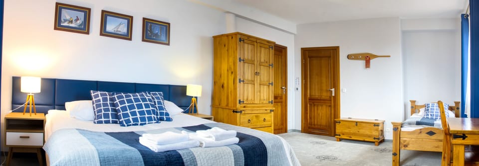 Comfort Triple Room | Laptop workspace, blackout drapes, bed sheets