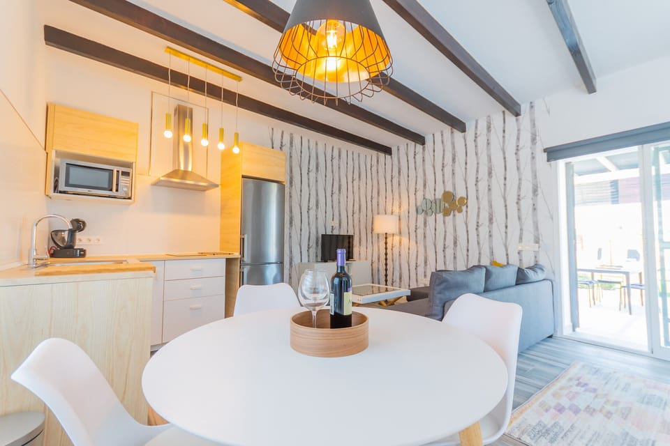 Enjoy the dining room of this farm in Alhaurín el Grande
