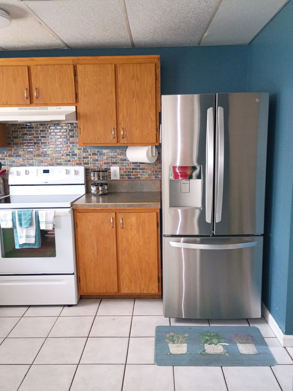 Great kitchen connected dining  and plenty of cabinets and lots off counter top!