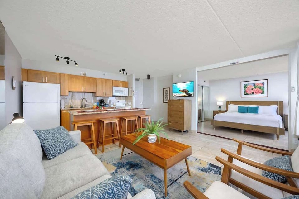 Casual living area w/ neutral tones & cozy seating perfect for winding down.
