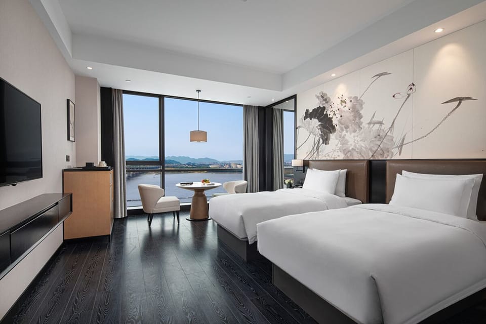 Deluxe Twin Room, River View | Desk, laptop workspace, blackout drapes, bed sheets