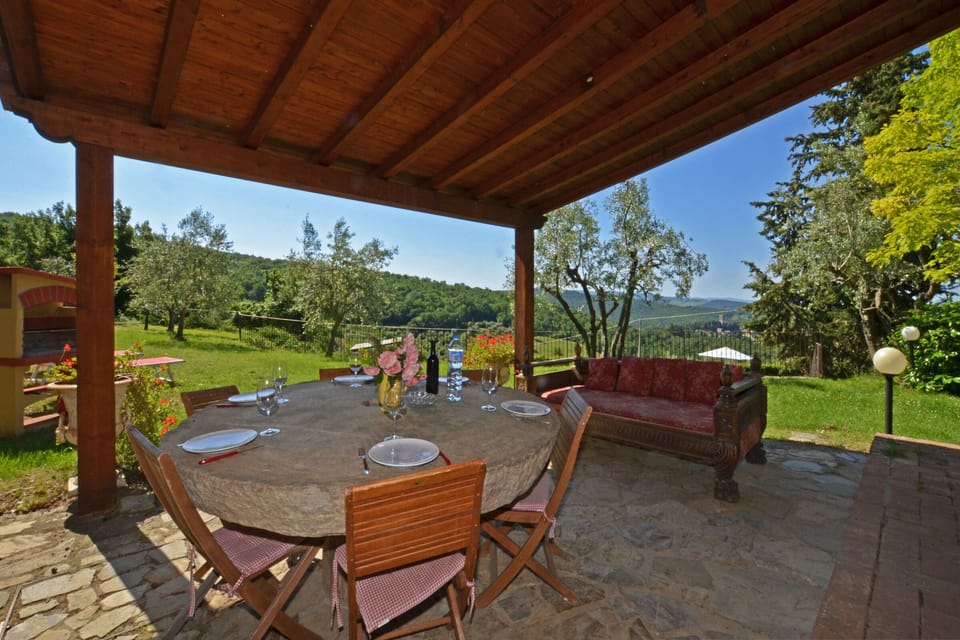 The equipped pergola and the exclusive garden