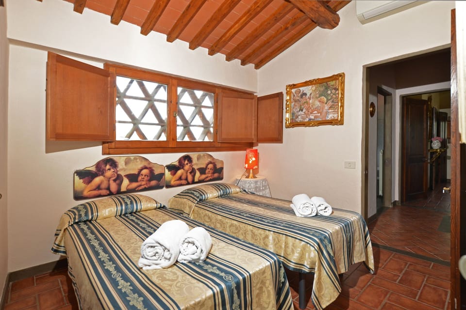 Two single beds room open on the garden uplevel