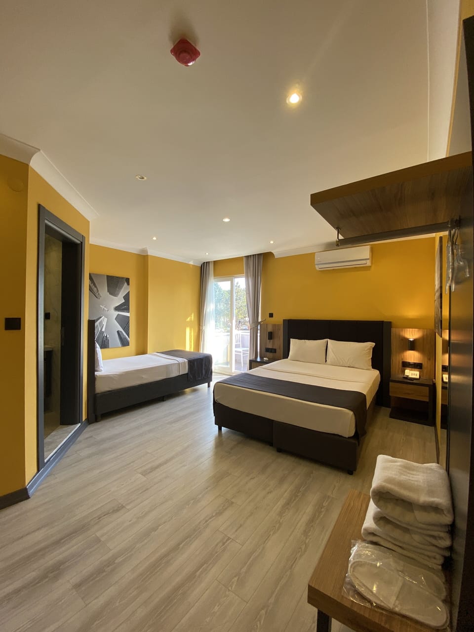 Classic Triple Room, Sea View | Free WiFi, bed sheets