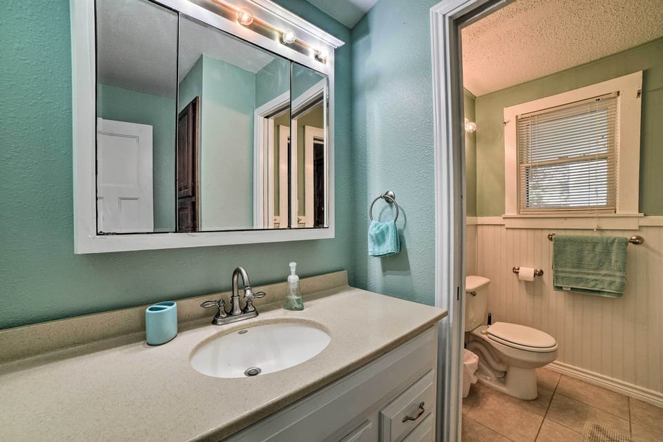 Full Bathroom | Complimentary Toiletries | Towels Provided