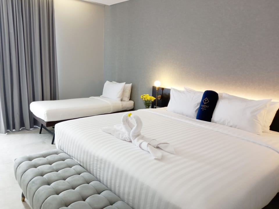 Deluxe Triple Room | Desk, free WiFi, bed sheets