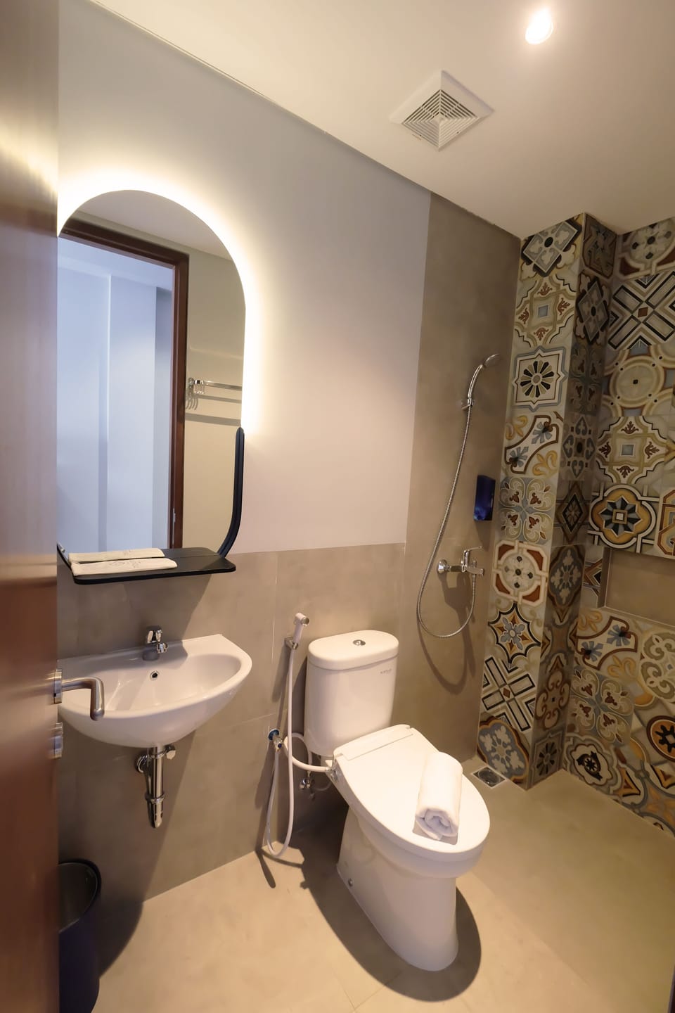 Superior Double or Twin Room | Bathroom | Shower, rainfall showerhead, bidet, towels
