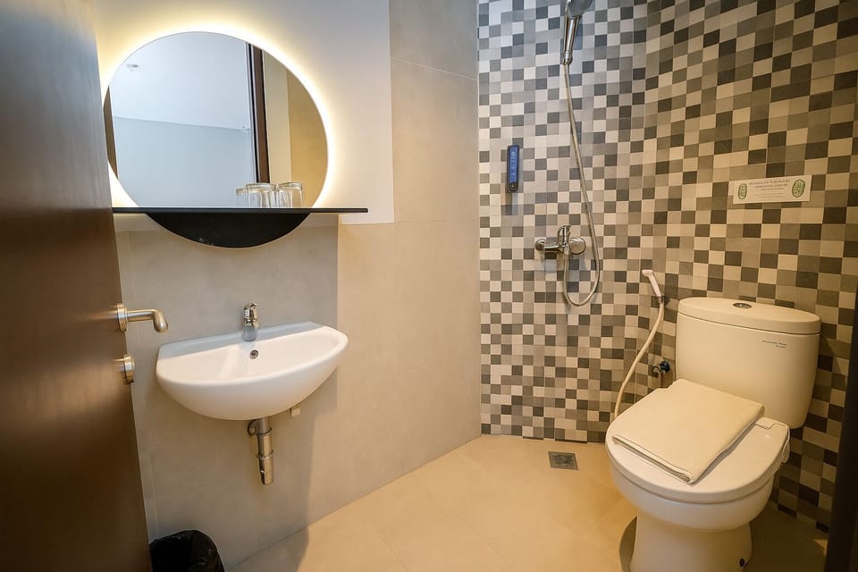 Standard Room | Bathroom | Shower, rainfall showerhead, bidet, towels