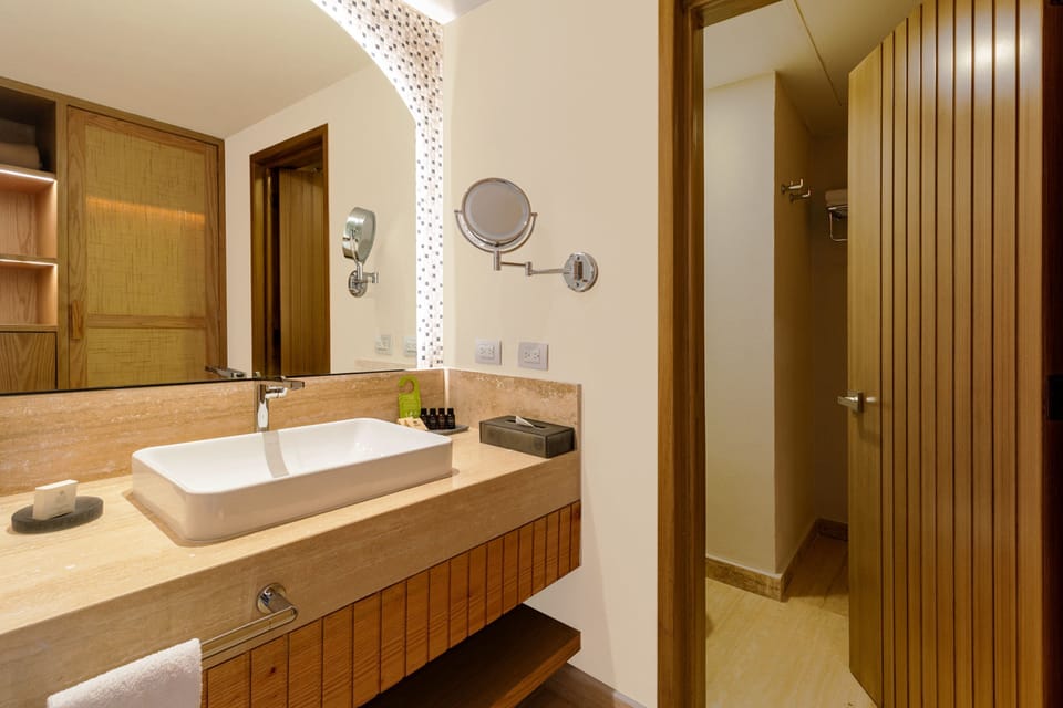 Shower, rainfall showerhead, free toiletries, hair dryer