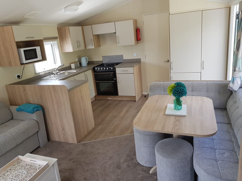 Chalet | Private kitchen | Fridge, microwave, oven, stovetop