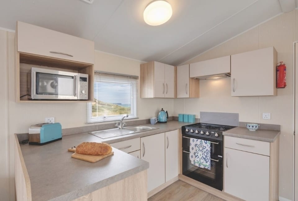 Chalet | Private kitchen | Fridge, microwave, oven, stovetop