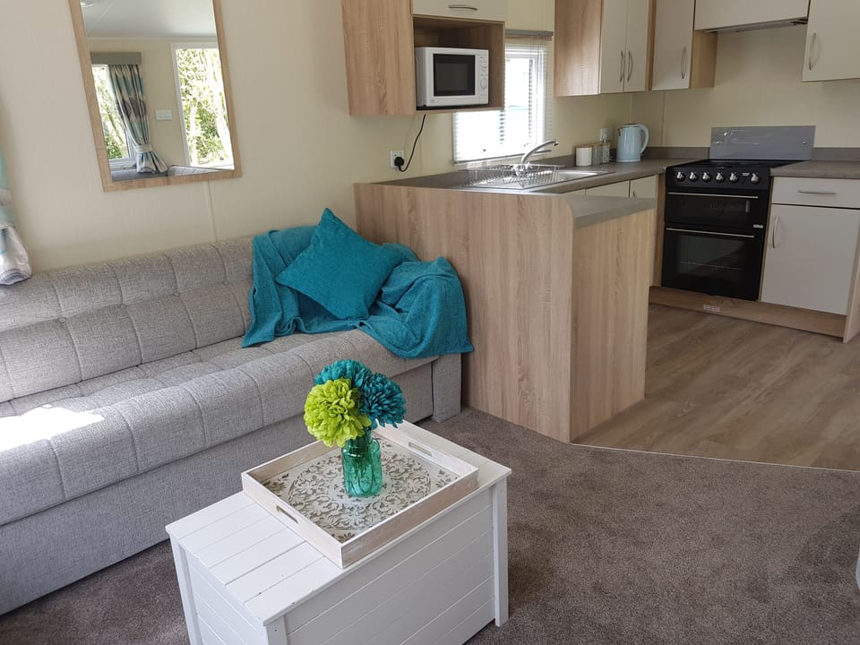 Chalet | Living room | 30-inch TV with digital channels, fireplace, DVD player