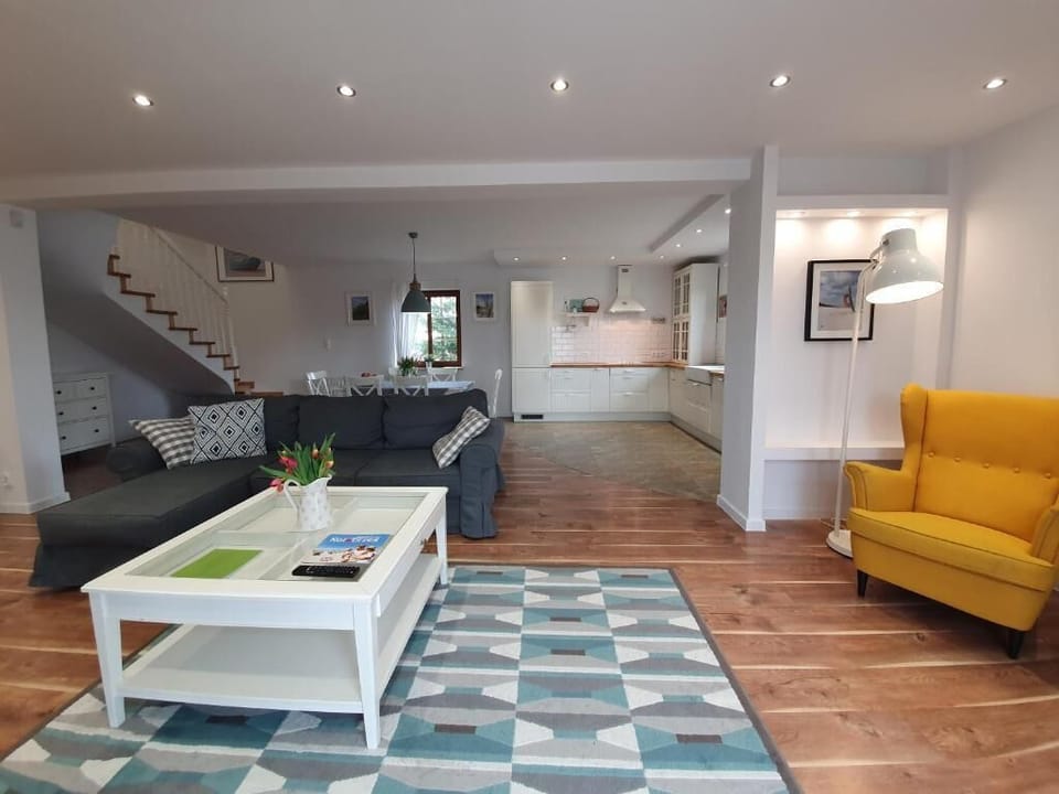 Apartment | Living area | Flat-screen TV