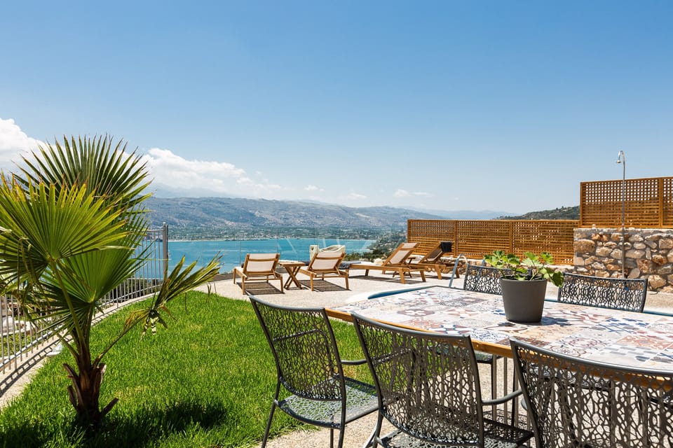 Outdoor dining area, so as to enjoy your morning coffee.