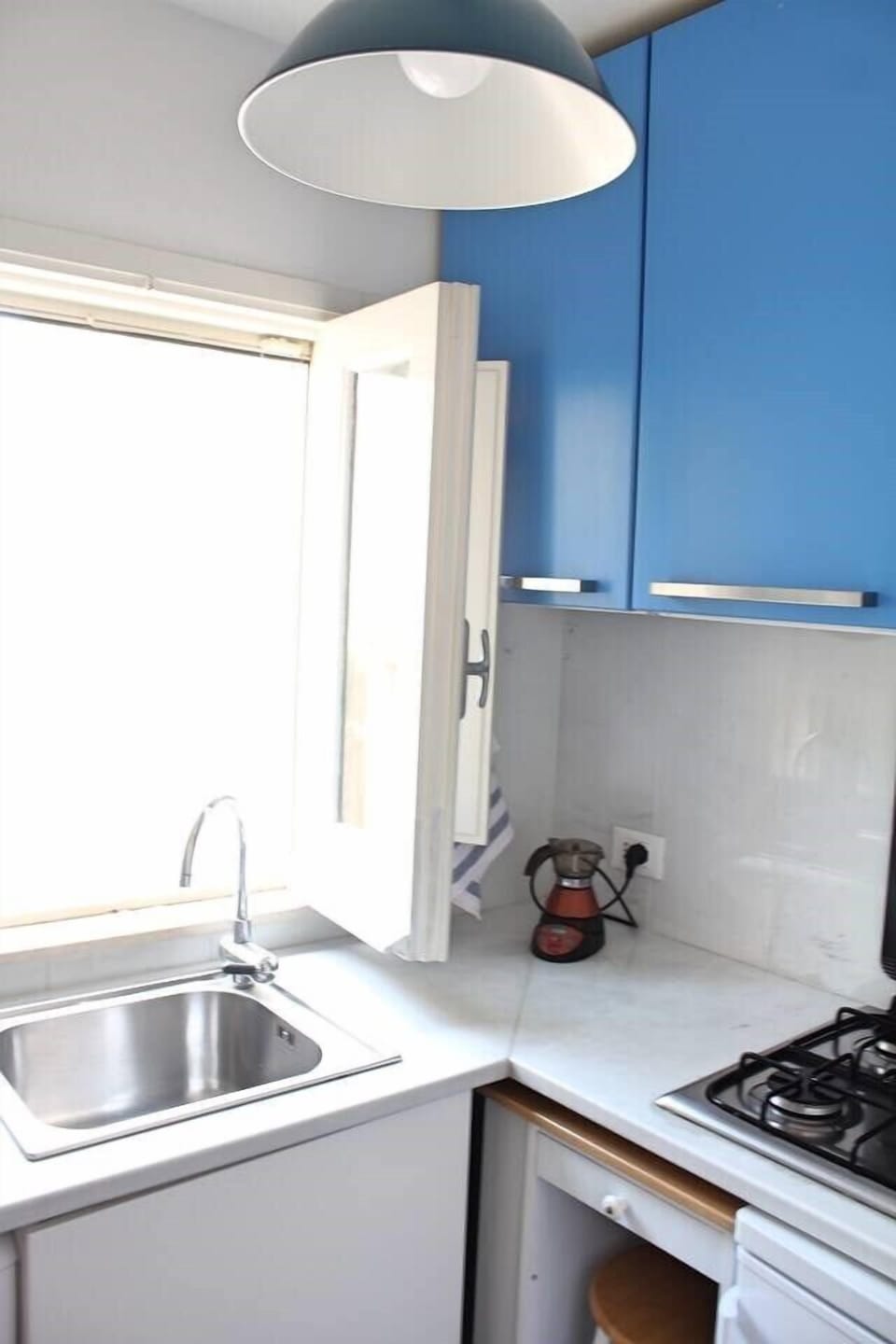 Fully equipped kitchen with all mod cons