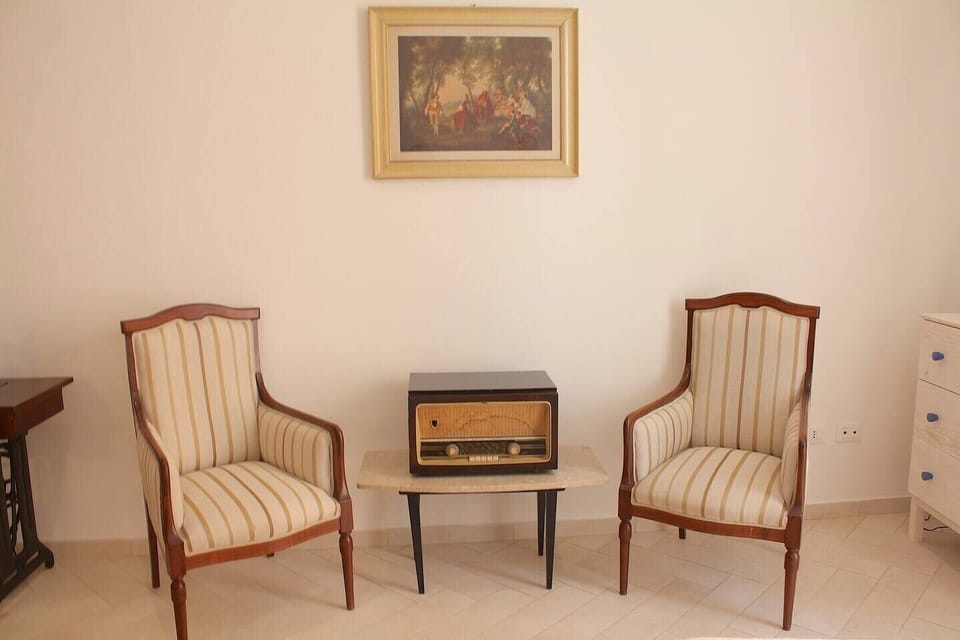 Vintage radio and vynil player