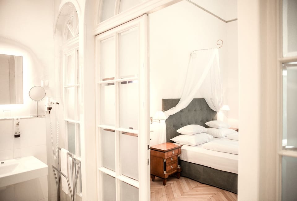 Suite | Hypo-allergenic bedding, minibar, in-room safe, individually decorated