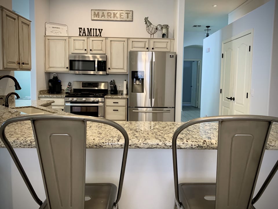 Fully equipped kitchen with reverse osmosis filtration for drinking water
