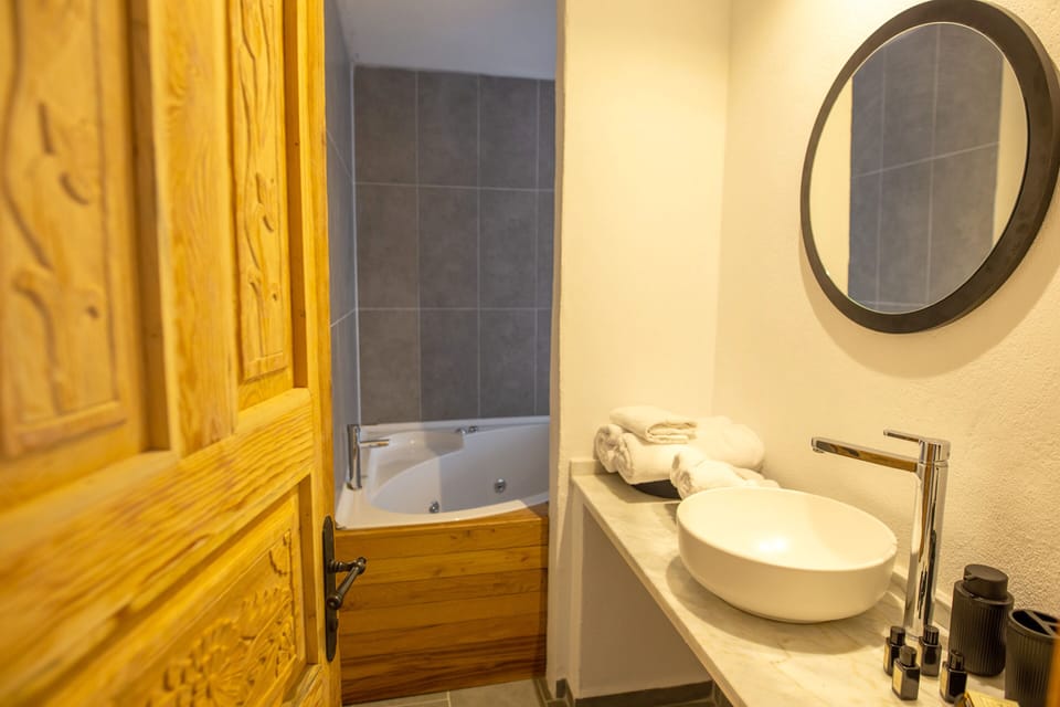 Romantic Room | Bathroom | Shower, free toiletries, hair dryer, slippers