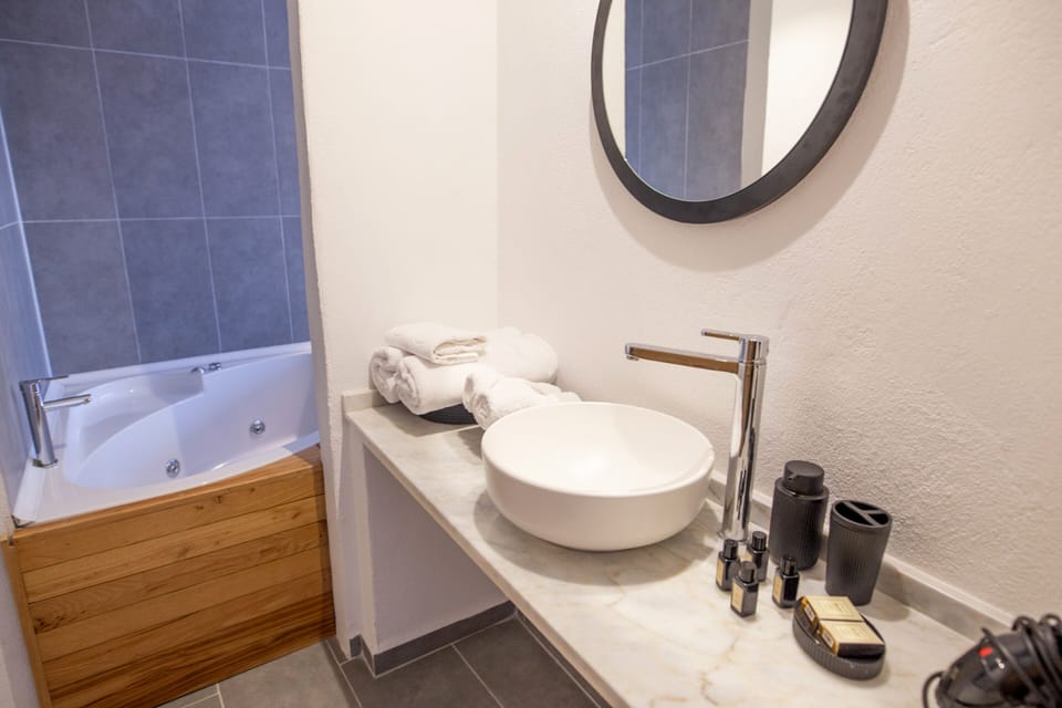 Romantic Room | Bathroom | Shower, free toiletries, hair dryer, slippers