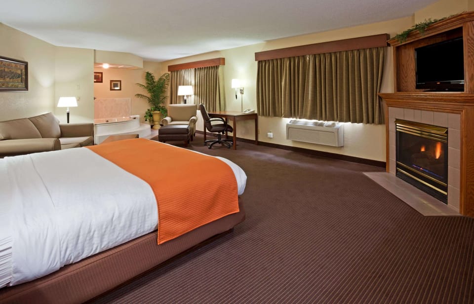 Suite, 1 King Bed, Non Smoking, Hot Tub | In-room safe, desk, laptop workspace, soundproofing