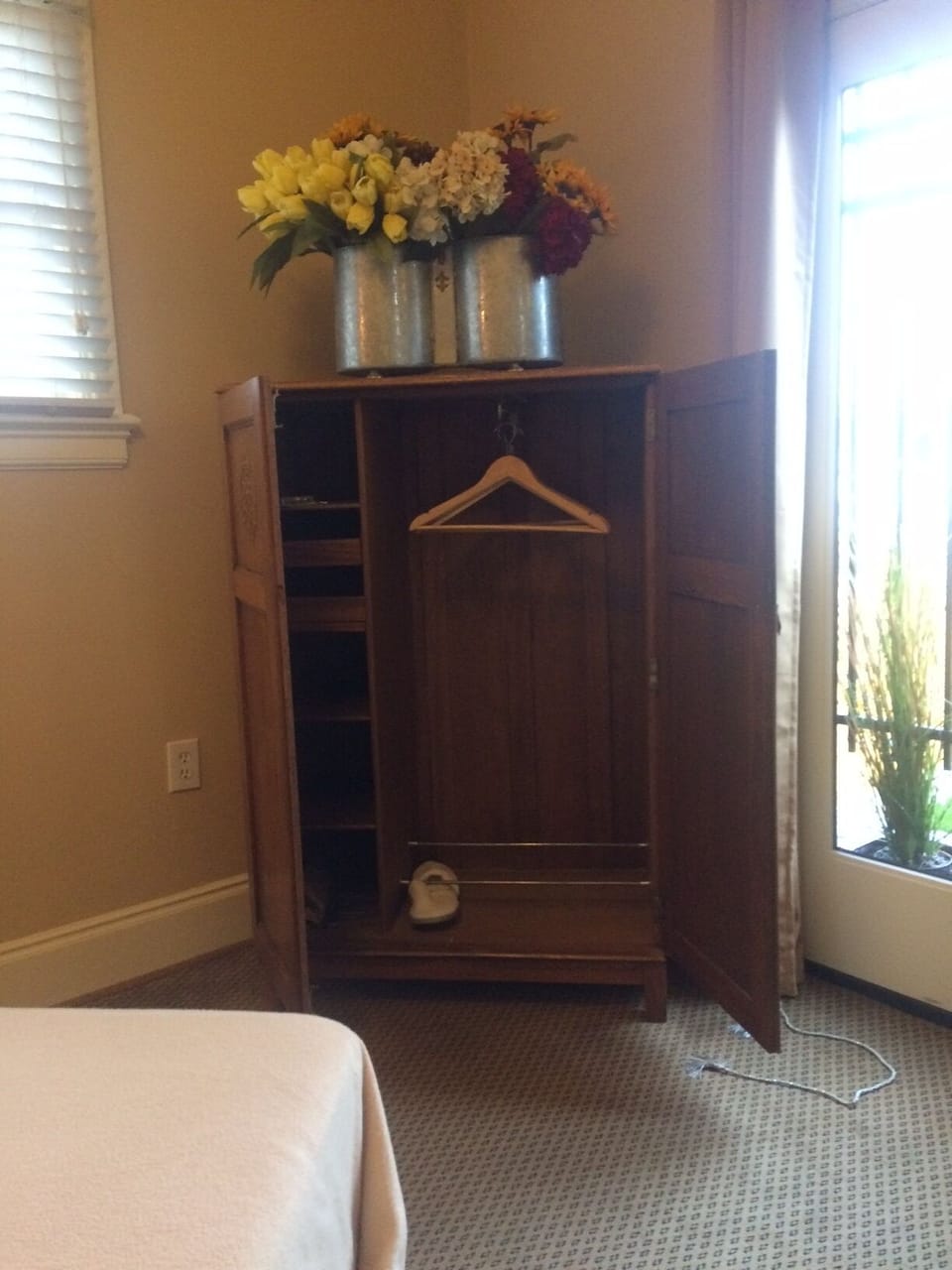 Wardrobe cabinet