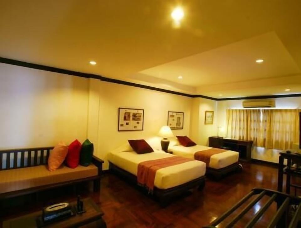In-room safe, desk, free WiFi