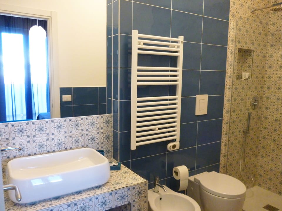 Double Room | Bathroom | Shower, rainfall showerhead, hair dryer, bidet