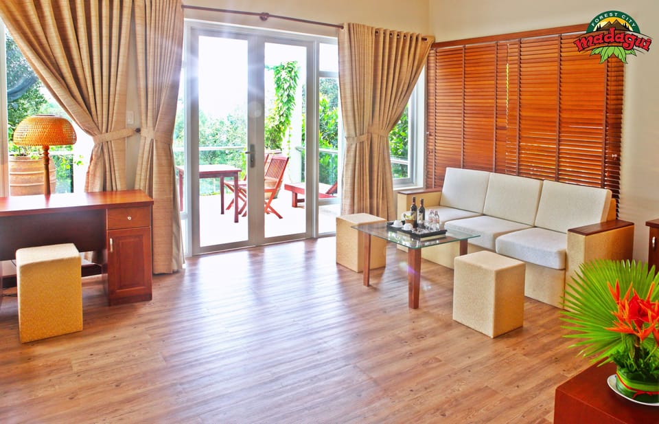 Basic Room, Private Pool, Garden View (Suite) | Living area