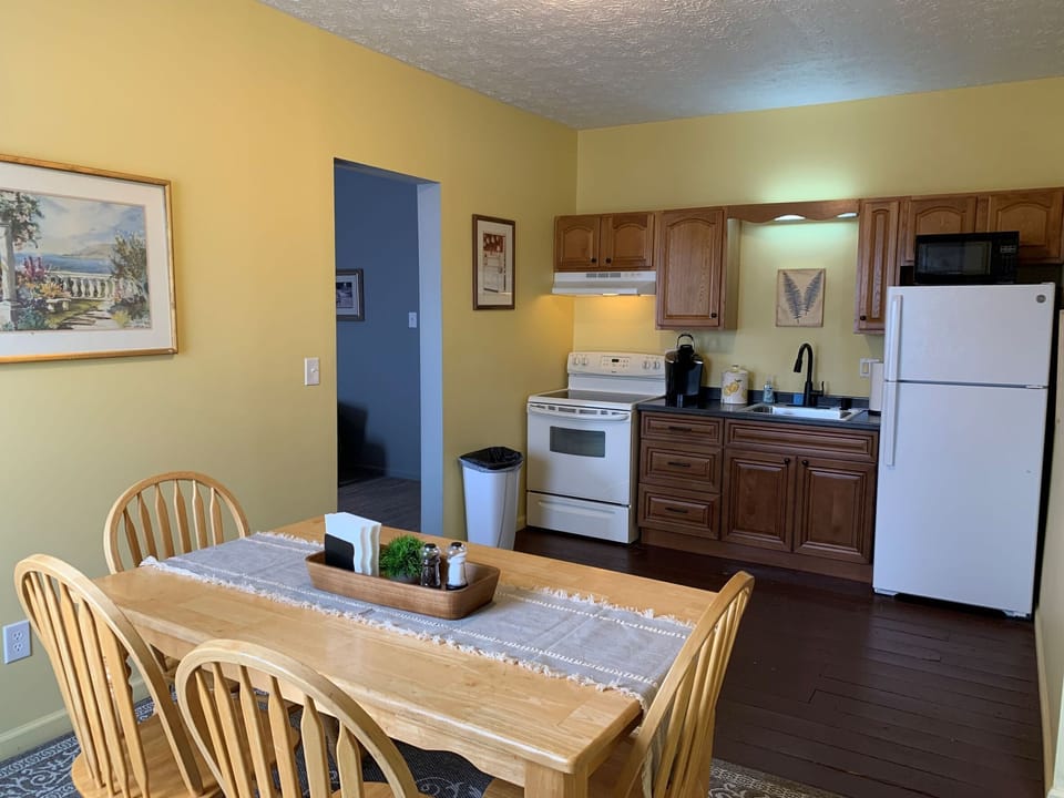 Family Suite, Multiple Beds, Non Smoking, Kitchen | Private kitchen