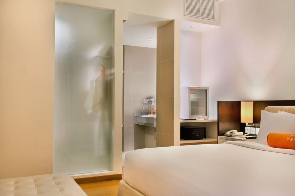 Harris Suite | Minibar, in-room safe, desk, laptop workspace