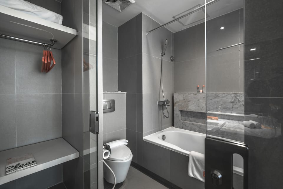 Suite (HARRIS) | Bathroom | Shower, free toiletries, hair dryer, slippers