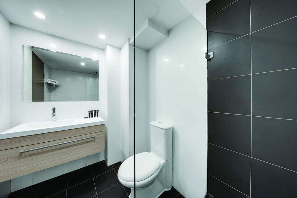Superior Balcony Room | Bathroom | Shower, rainfall showerhead, free toiletries, hair dryer