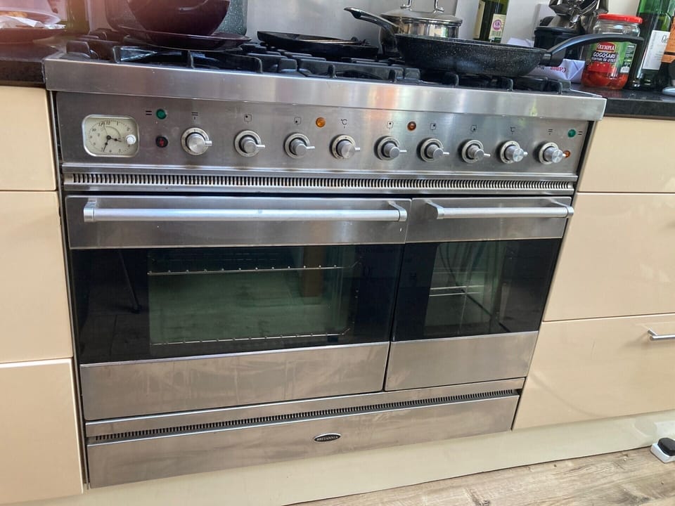 Kitchen: 6-burner gas range cooker, 2 large fridge freezers