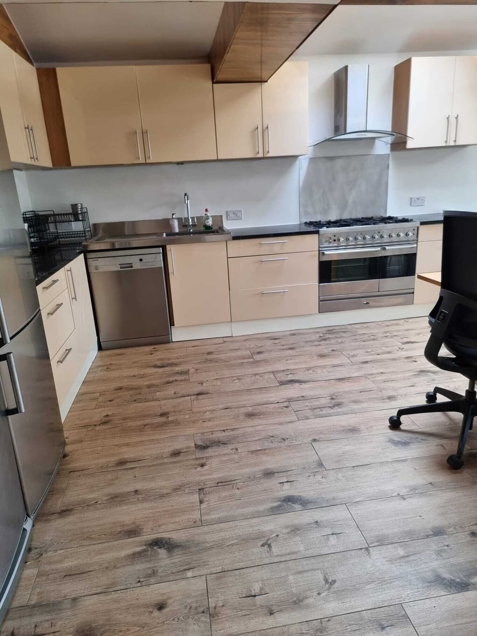 Kitchen: cafetière, moka pot, kettle, 4-slice toaster, 6-burner gas range cooker