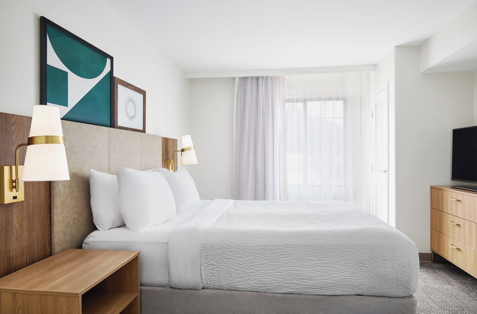Premium bedding, in-room safe, desk, iron/ironing board